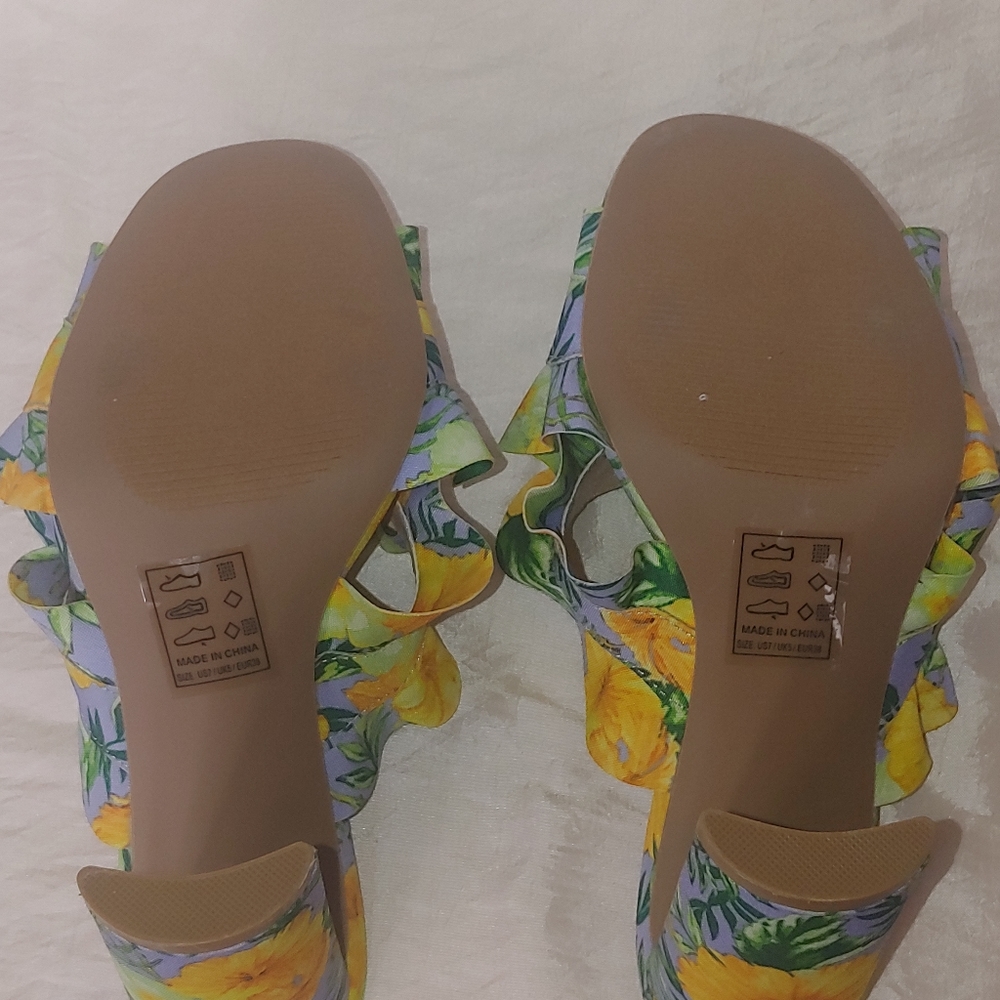 Women's Floral Pattern Heels - Picture 2 of 7